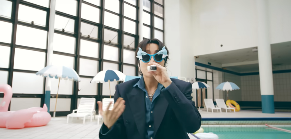 MV Swim (Swimming Pool ver) 2 Shark Toy Sunglasses + 1 random photocard included